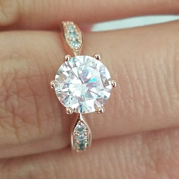 18k Rose Gold Round Solitaire Engagement Ring - Picture 3 of 6